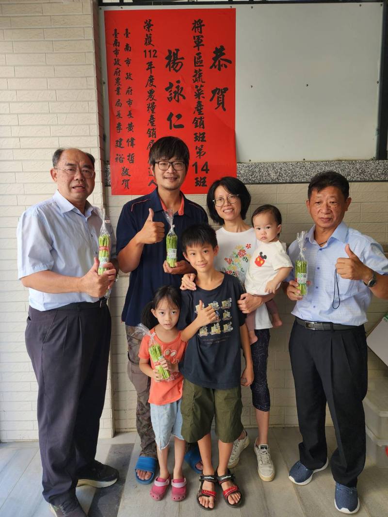 將軍區農會黃世昌主任、農業局農務科許文耀科長祝賀拍賣市場綠蘆筍屢創新高單價的青農會長楊詠仁。