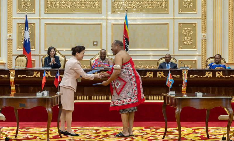 President Tsai and King Mswati III of Eswatini witness the signing of a memorandum of understanding on funding for women entrepreneurs in Eswatini by Minister of Economic Affairs Wang Mei-hua (王美花) and Eswatini Minister of Economic Planning and Developmen
