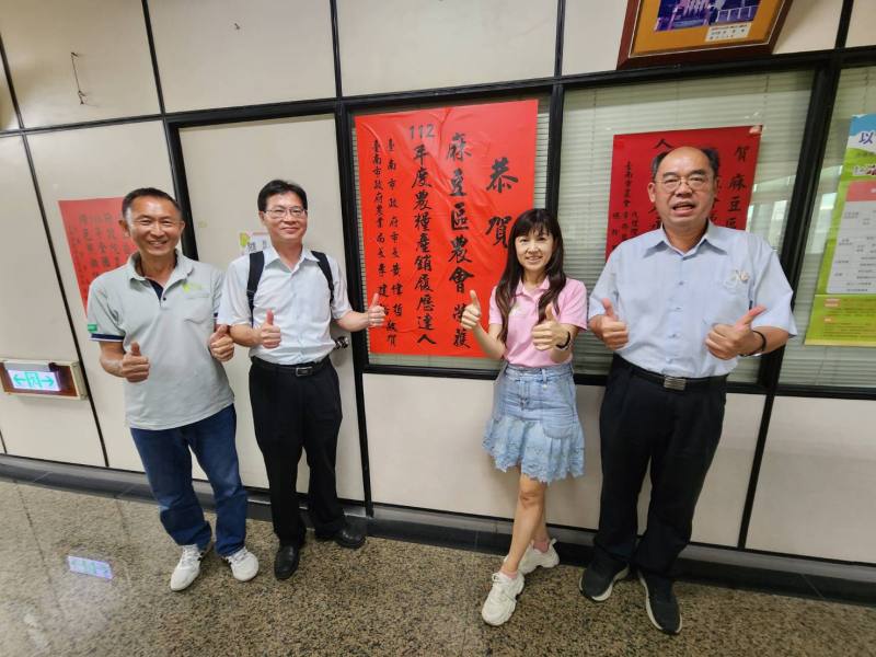 農糧署黃俊欽組長、農業局農務科許文耀科長祝賀麻豆區農會因致力分裝流通，在產銷履歷達人團體組獲獎。