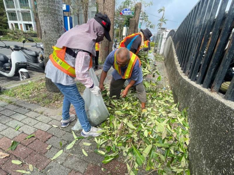清潔隊派員執行都蘭社區災後清理
