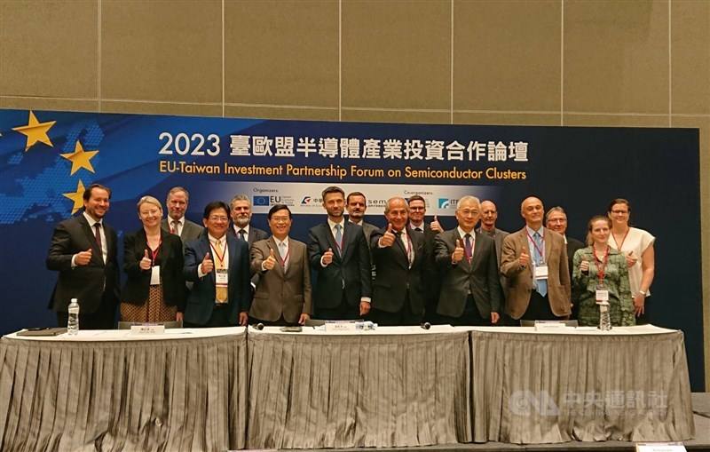 EETO head Filip Grzegorzewski (front row, center), Deputy Economics Minister Chen Chern-chyi (front row, sixth right), President of SEMI Europe Laith Altimime (front row, fourth right) pose for pictures with the delegation of EU semiconductor clusters and