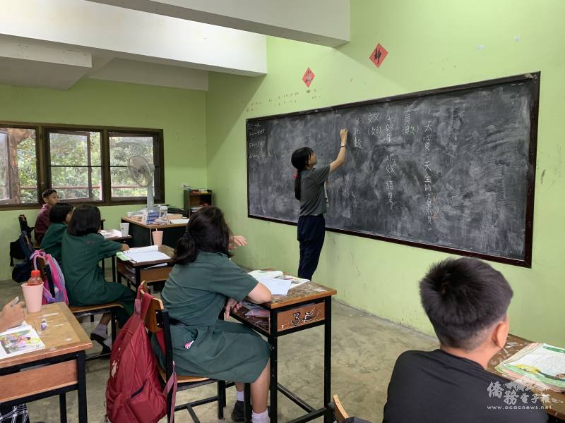 團隊於廣華學校教授五年級生華文課程
