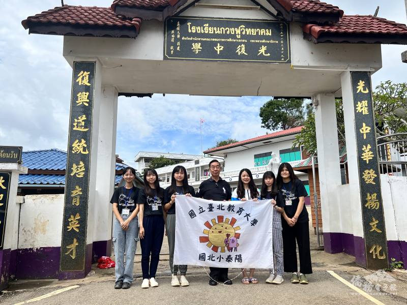 光復中學校長顏協清與第十五屆國北小泰陽團隊合影