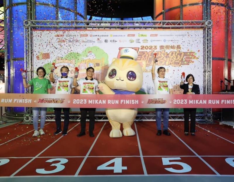 高雄捷運公司8日表示，高捷IP主題路跑「2023高捷蜜柑站長耶誕公益路跑」12月24日將在橋頭糖廠舉行，即日起開放報名，歡迎民眾到高雄觀光兼運動，愛蜜柑兼做公益。（高雄捷運公司提供）