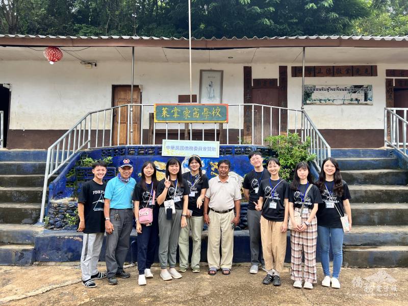 象苗學校校長李興唐與國北小泰陽團隊合影