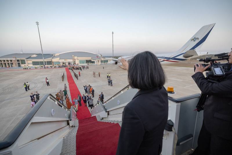 總統一行抵恩史瓦帝三世（King Mswati Ⅲ）國際機場，總統由戴克禮總理陪同，行經儀隊禮兵，並向前來歡送之僑胞揮手致意