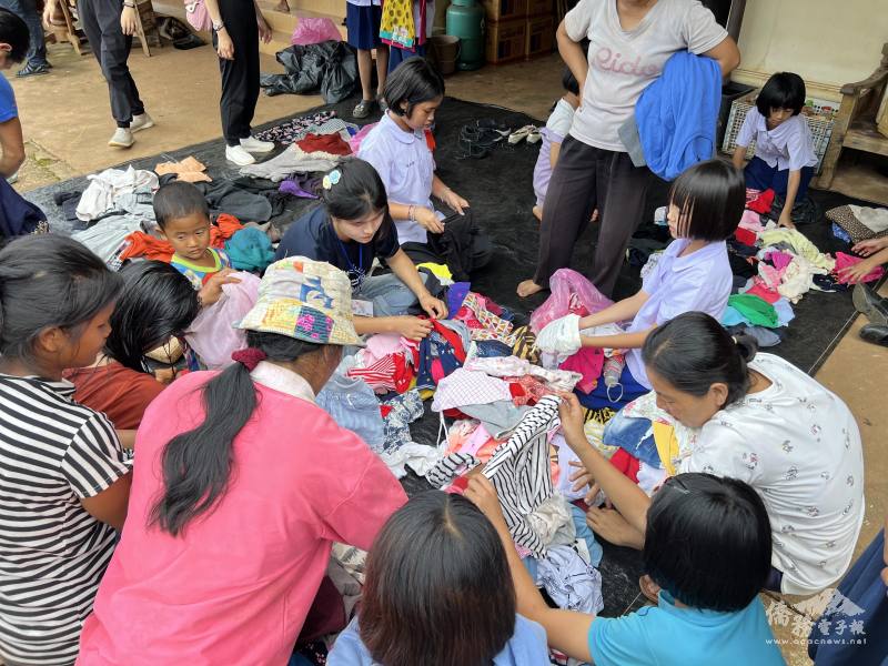 湄夢干居民領取物資