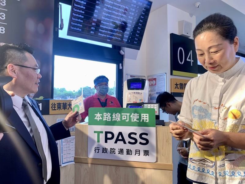 花蓮縣政府8日舉行花蓮TPASS行政院通勤月票發布活動，宣布即日起可於花蓮轉運站、4大超商購買或預購票卡，10月2日正式啟用，花蓮縣長徐榛蔚（右）8日親自到轉運站測試使用方式。