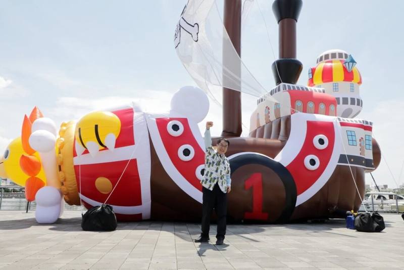 ONE PIECE海潮慶典「航向偉大的台南吧」活動，8日在台南市安平遊憩碼頭揭幕，12公尺高的千陽號為主要展出裝置。（台南市政府提供）