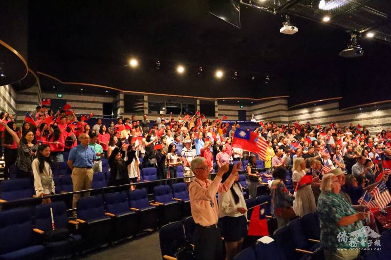 會場人山人海，國旗飛揚，密西根僑胞心手相連，共慶雙十