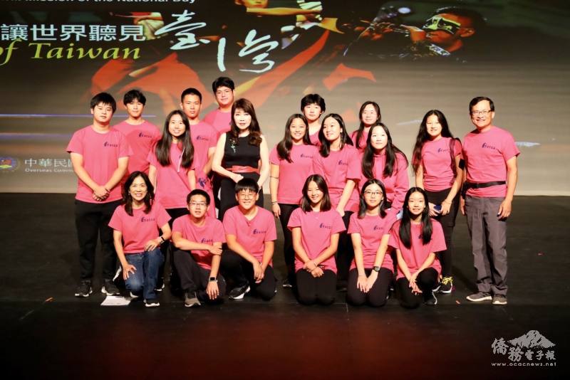 由陳青青老師(前排左一)和李俊輝老師(中排右一)所帶領的FASCA青少年文化大使們除了領唱國歌之外，也在會場擔任義工協助。