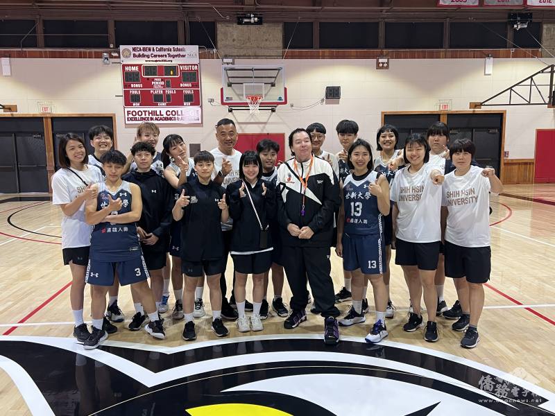 世新女籃與兩隊教練合影