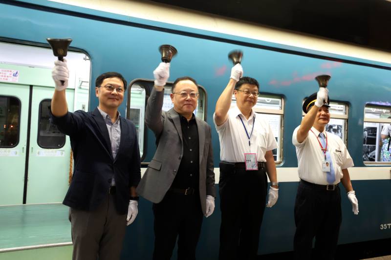 「藍皮文博號－文化走讀藍皮記憶」專列在文化部長史哲（左二）、交通部臺灣鐵路管理局局長杜微（右二）、南港車站站長陳建銓（右一）、國家鐵道博物館籌備處主任鄭銘彰（左一）等人共同搖鈴下發車。