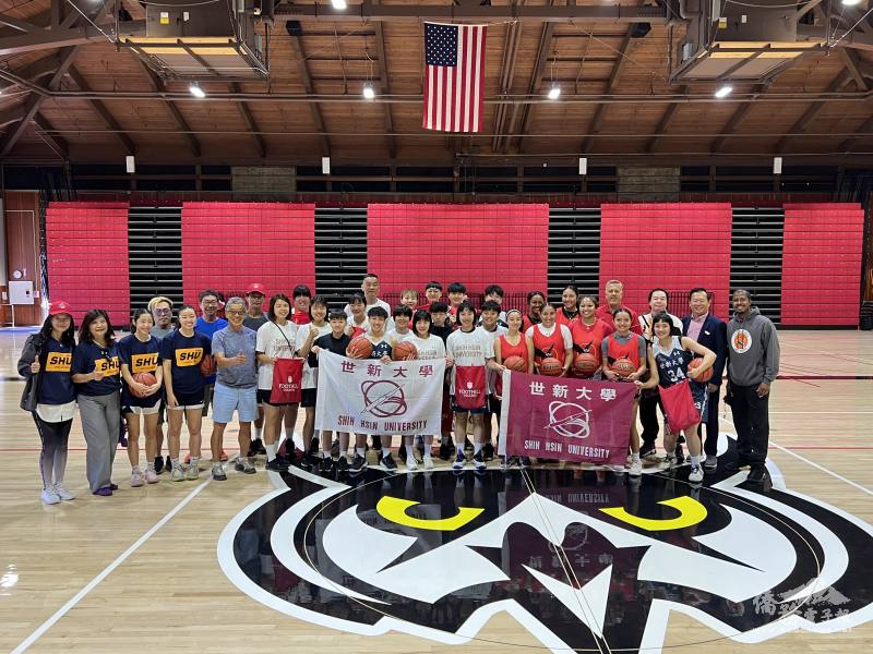 世新女籃與Foothill College女籃合影