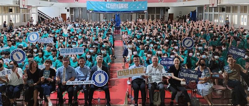 「中央研究院跨縣市科普演講–澎湖場」8日在澎湖馬公高中登場，從環境與生物的角度探討海洋的過去與未來，青年學子與會聆聽，眾人並合影留念。