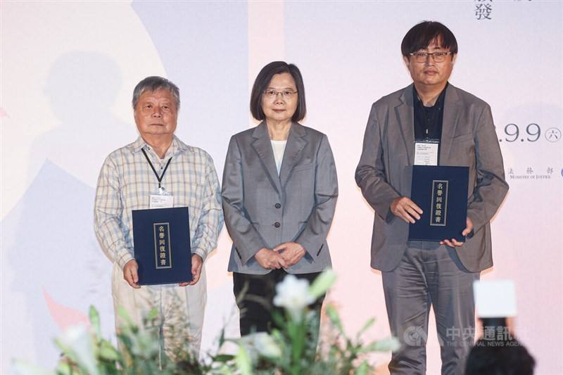 resident Tsai Ing-wen (center) pose with exonerated human rights advocate Lu Chien-hsing (left) and Tsai Yen-lung (right), son of late political prisoner Tsai Kun-lin, at a ceremony to exonerate individuals persecuted during Taiwan's authoritarian period 