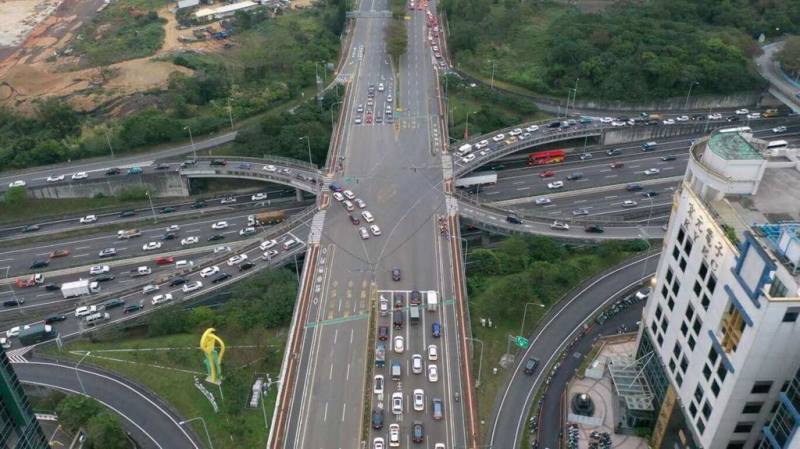 新竹縣、市政府共推「大新竹通勤路廊（國道一號新竹路段）智慧交控計畫」，近日獲交通部核定新台幣3400萬元經費補助，預計在多個路口建置智慧科技交控設備進行分流，以紓解國道一號新竹路段銜接各匝道路口壅塞情形。圖為國道一號新竹公道五交流道。（新竹市政府提供）