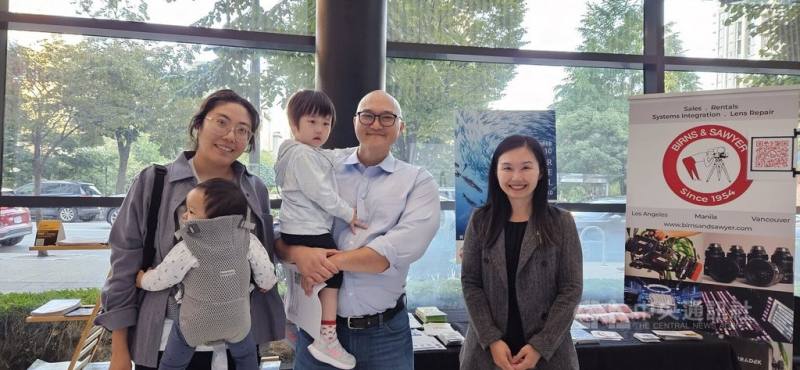 卑詩省城鎮事務和移民廳長康安禮（Anne Kang，右）以及省議員姚君憲（Henry Yao，中）帶著妻子和兩個孩子一起來觀賞台灣電影節開幕片「kulumaha！回家吧！原聲」。身為台裔加拿大的人他們都說，讓下一代認識台灣非常重要。