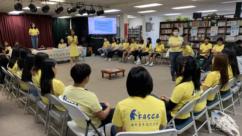 FASCA橙縣分會中秋節活動以「美食大主廚」的大富翁文創版桌遊遊戲，引領青年文化大使學習臺灣經典小吃文化