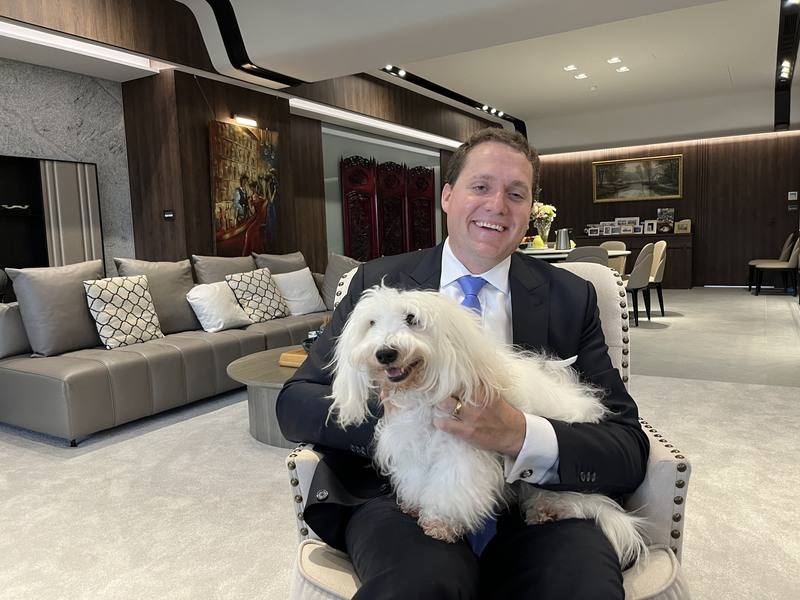 美國在台協會高雄分處長張子霖（Neil H. Gibson）8月上任，除了妻子與2個兒子同行外，家中還有一隻愛犬，小狗相當親人，也熱情歡迎訪客。