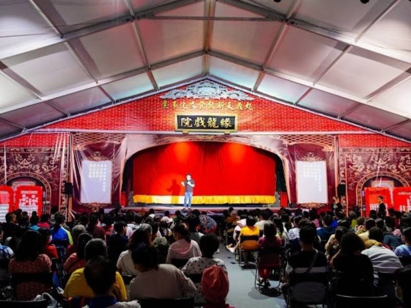 高雄市政府與民間合力促成全台首創移動式歌仔戲院，「2023歌仔戲移動式戲院-連台本戲大匯演第一季」好戲連台表演至13日，由明華園天字團在高雄市文化中心圓形廣場，壓軸演出正港內台黑撇仔戲「神俠怪貓傳」。（高雄市政府文化局提供）