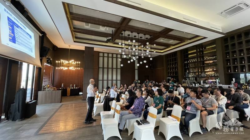 印青會員專注聆聽講座說明供應鏈碳管理倡議及溫室氣體盤查