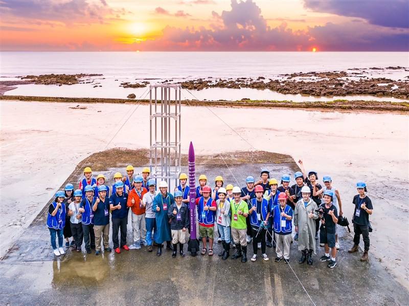 "Team Rocket" researchers at Tamkang University's Department of Aerospace Engineering, pose with their rocket "Jessie" before its launch from Pingtung County on Monday. Photo courtesy of TASA