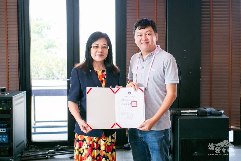 僑務組組長李叔玲頒發印尼青商林昌翰「全球青商潛力之星」證書