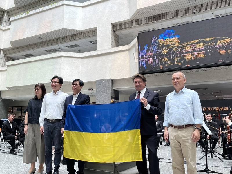 烏克蘭國家交響樂團11日記者會帶來「烏克蘭國歌」與台灣民謠「望春風」兩首曲目，演出後，高雄市長陳其邁（前左3）與樂團總經理亞歷山大．霍爾諾斯塔伊（Oleksandr Hornostai）（前右2）互贈禮物。