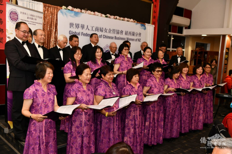 世華合唱團在晚宴中演唱臺灣歌謠，贏得滿堂喝采