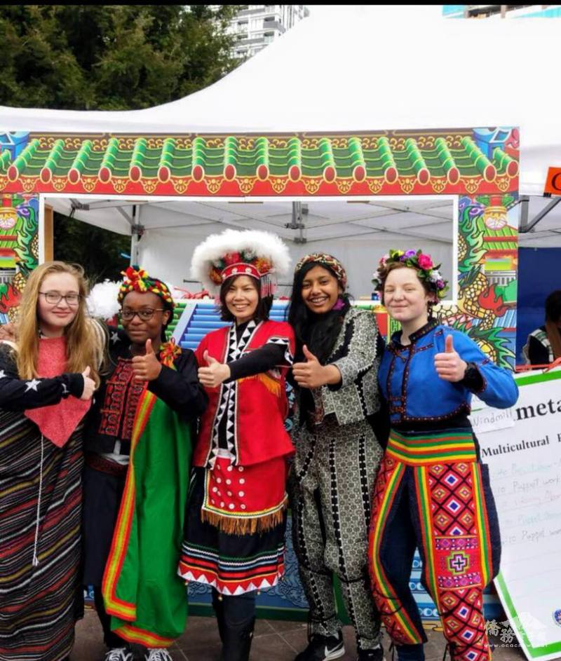 紐西蘭臺灣日林涵婷（中）帶領學生穿原住民服飾表演布袋戲