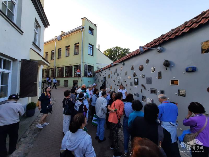 參與2023年會的貴賓們親眼見證臺灣文學吳明益作家的紀念名牌留在文學家之路上