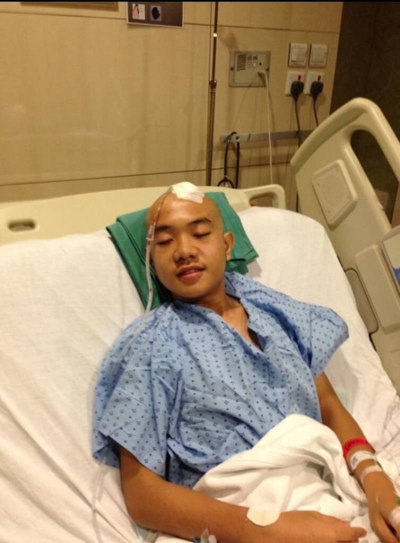 新加坡前外交部長楊榮文的兒子楊時弘幼時血癌，在美國接受治療的時候，竟然連線到台灣的慈濟骨髓資料庫成功配對，就這樣接受完全不相識的人幫助，親身感受到慈濟人跨越種族、國界的無私大愛。圖為2004年楊時弘獲慈濟骨髓捐贈移植成功。（花蓮慈濟醫院提供）