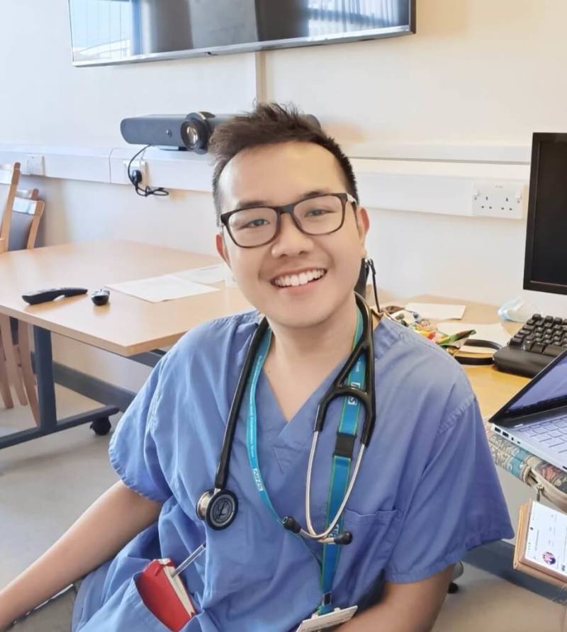 新加坡前外交部長楊榮文的兒子楊時弘（圖）因血癌，在慈濟骨髓幹細胞中心配對移植成功，19年過去，如今已是醫學院畢業的準醫師。（花蓮慈濟醫院提供）