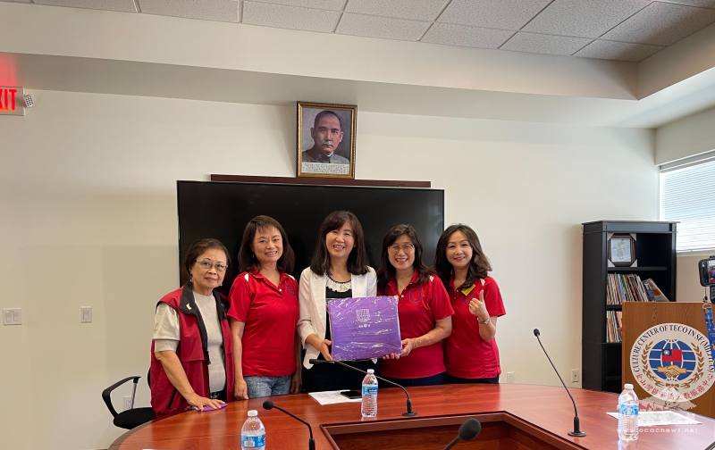 會長單聖玲、副會長李娜亞拜會金山灣區文教中心主任莊雅淑（右2、右1、中）