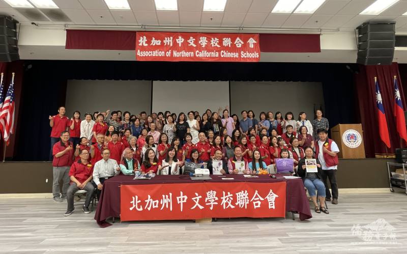 主任莊雅淑、會長單聖玲（第一排左5、左6）和與會會員學校校長代表合影