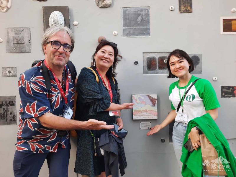 僑胞們興奮留影紀念