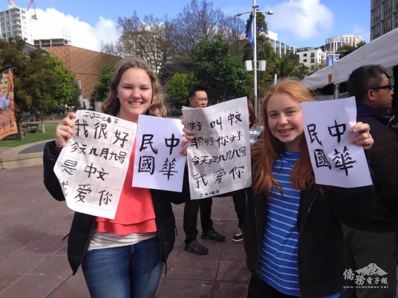 臺灣日外國學生體驗寫書法