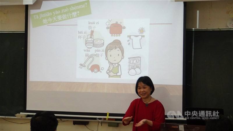 Freeya Ouyang teaches the class useful Mandarin phrases that can be applied to students' daily lives in Taiwan. CNA photo July 15, 2023