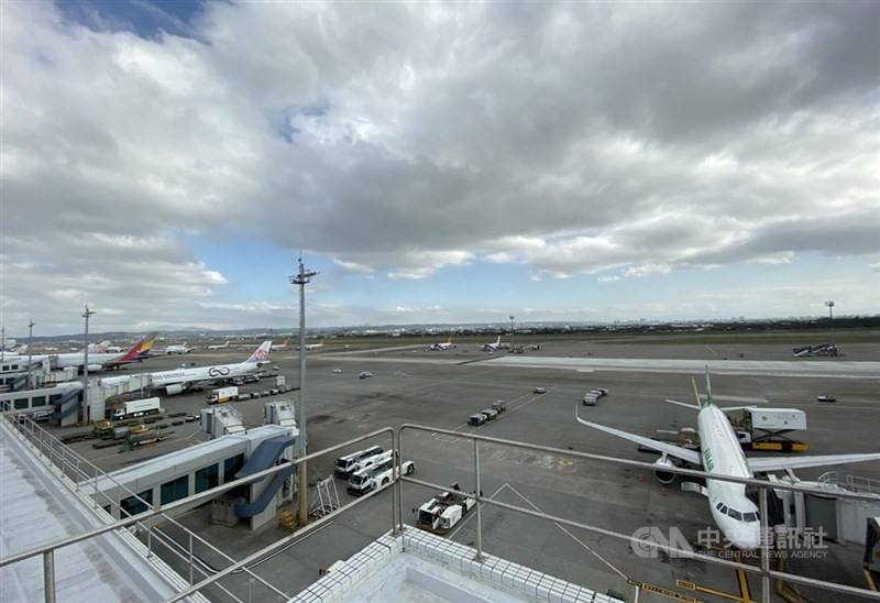China Airlines planes and an EVA Airways plane are parked in Taoyuan Airport in this CNA file photo