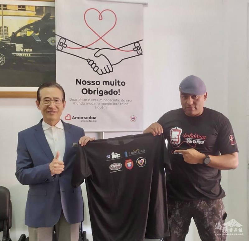 馮光中（左）贈送T恤給捐血軍官（右）