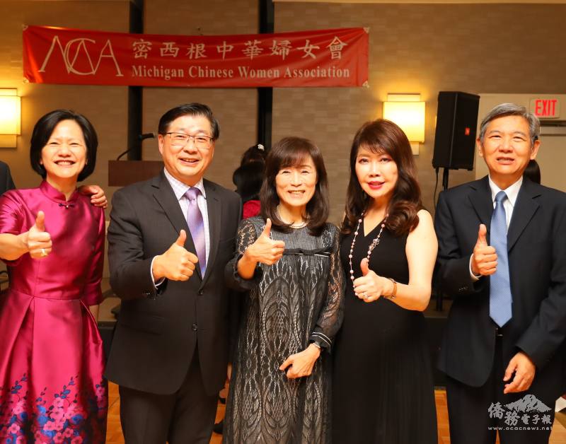 洪曉夏與駐芝加哥辦事處副處長洪中明、蘇慧貞、僑務委員盧蔓菁及芝加哥文教中心副主任黃士聰合影 (由左至右)