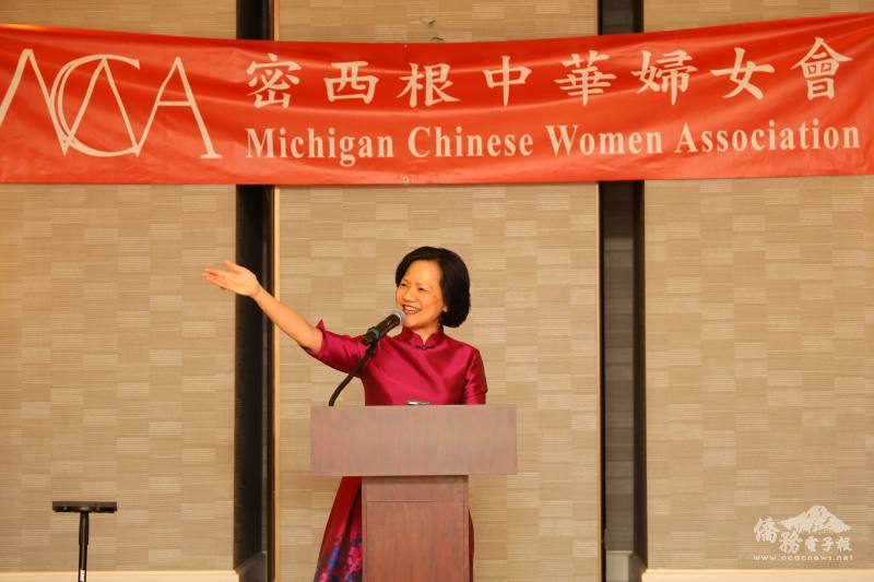 密西根中華婦女會會長洪曉夏歡迎來賓參加2023年會