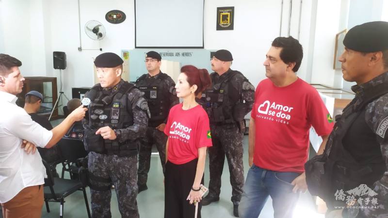 （左一起）CMT da ROTA(總指揮官)Leonardo Akira Takahashi 上校、支黃秀莉組長、Adriano 會長、SubCMT da ROTA( 副總指揮官)
Antonio Emanuel Andrade少校接受電視臺採訪