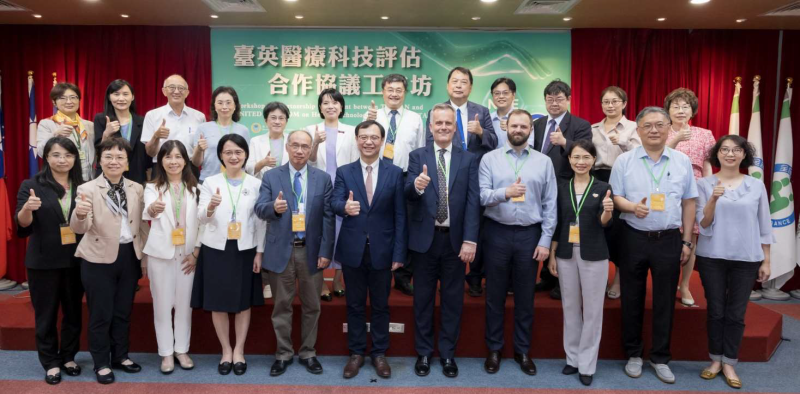 中央健康保險署張惠萍副組長(左1)、中央健康保險署戴雪詠參議(左2)、中央健康保險署游慧真組長(左3)、中央健康保險署蔡淑鈴副署長(左4)、國家衛生研究院梁賡義院士(左5)、中央健康保險署石崇良署長(中間)、英國在台辦事處John Dennis 代表(右5)、英國NICE Technical Adviser, Thomas Strong(右4)、中央健康保險署黃育文組長(右3)、財團法人醫藥品查驗中心林時宜執行長(右2)、財團法人醫藥品查驗中心林首愈副執行長(右1)。