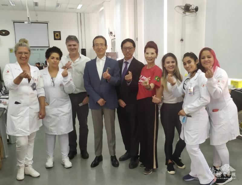 住聖保羅辦事處處長馮光中、聖保羅文教中心主任張希賢、巴西臺灣僑社志工小組組長支黄秀莉（右六、右五、右四）與捐血中心主任Marcero(左三)及醫護人員合影