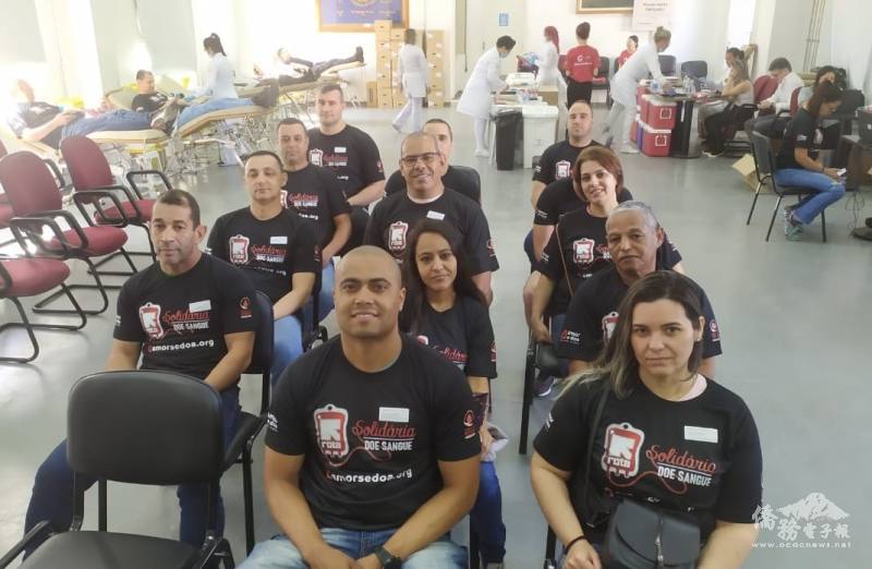 等待捐血的特警隊員