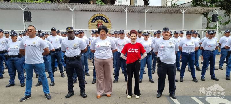 城市安全局局長Elza Paulina(前排中間)和警校學生合照，大力支持捐血活動