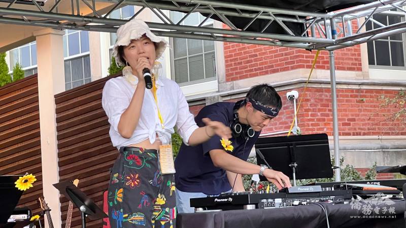 主持人蔡宜軒來自紐約，既是喜劇說書人( Stand Up Comedian) ，還創辦了Asian Creative Foundation