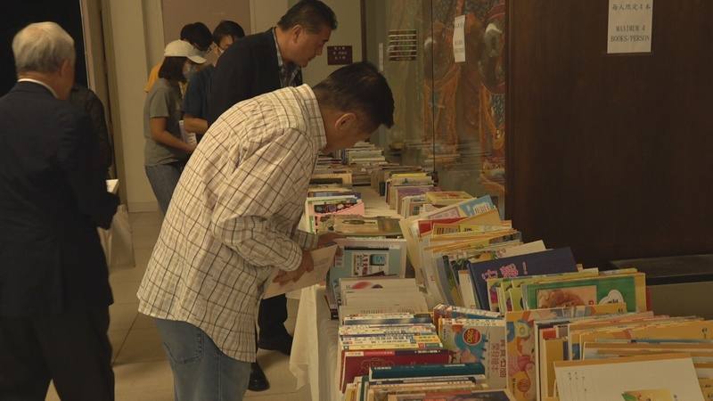 洛杉磯華僑文教中心13日起舉行4天曬書節，開放圖書室舊書供僑民免費領取，也有不少僑民主動捐書，成為交流平台。